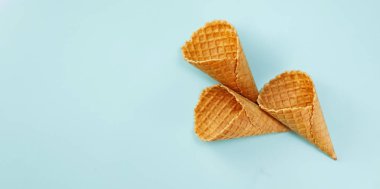 Mavi arka planda dondurma waffle konileri. Minimal kompozisyon. Üst görünüm. Düz yatma.