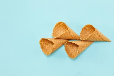 Mavi arka planda dondurma waffle konileri. Minimal kompozisyon. Üst görünüm. Düz yatma.