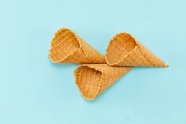 Mavi arka planda dondurma waffle konileri. Minimal kompozisyon. Üst görünüm. Düz yatma.
