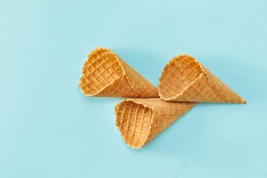 Mavi arka planda dondurma waffle konileri. Minimal kompozisyon. Üst görünüm. Düz yatma.