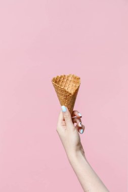 Kadın el waffle koni.