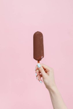 Pembe bir arka planda dondurma tutan kadın. Boşluk Kopyala.