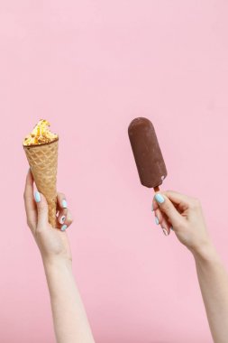 Pembe bir arka planda dondurma tutan kadın. Boşluk Kopyala.