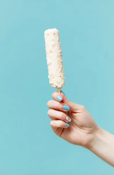 Mujer Sosteniendo Helado Sobre Fondo Azul —  Fotos de Stock