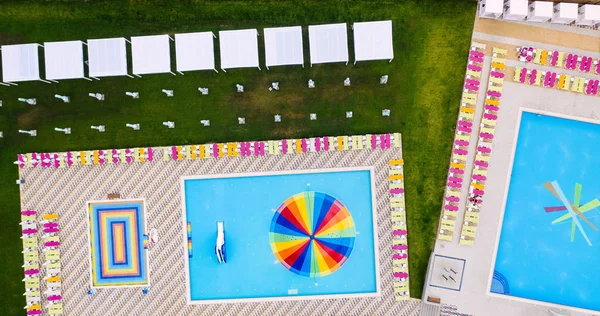 수영장 의자가있는 리조트 센터의 조감도 — 스톡 사진