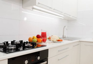 Modern mutfak iç. Meyve ve sebze ile mutfak iç