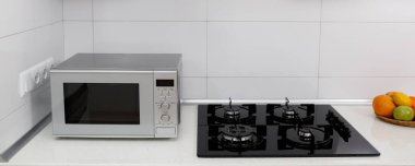 Modern mutfak iç. Elektrikli ve mikrodalga fırın ile mutfak iç.