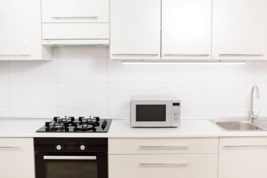 Modern mutfak iç. Elektrikli ve mikrodalga fırın ile mutfak iç.