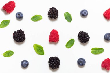 Yaban mersini, ahududu ve nane yaprakları ile böğürtlen. Tatlı meyveler ve karışık meyveler