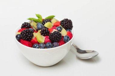 Sağlıklı taze meyve salatası. Renkli meyveler karışık. Tatlı meyveler ve karışık meyveler.