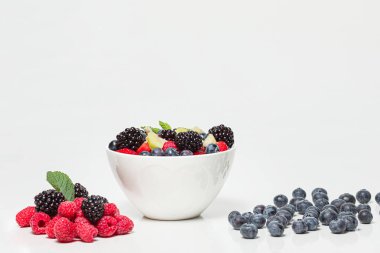 Sağlıklı taze meyve salatası. Renkli meyveler karışık. Tatlı meyveler ve karışık meyveler.