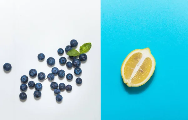 Limones Arándanos Sobre Fondo Blanco Azul Frutas Dulces Frescas — Foto de Stock