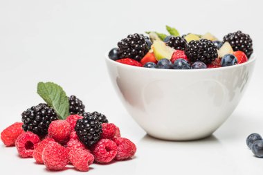 Sağlıklı taze meyve salatası. Renkli meyveler karışık. Tatlı meyveler ve karışık meyveler.