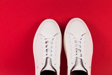 Arka planda beyaz spor ayakkabılar. Erkek ayakkabısı.