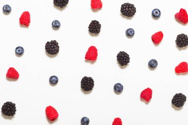 Nane yaprakları ile yaban mersini, ahududu ve böğürtlen.