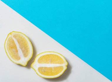 Beyaz ve mavi arka planda taze limon