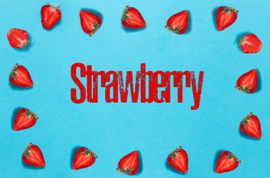 Çilek mavi arka planda izole. Çilek deseni, düz yatıyordu. Taze çilekten yapılmış çerçeve