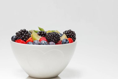 Sağlıklı taze meyve salatası. Renkli meyveler karışık. Tatlı meyveler ve karışık meyveler.