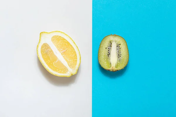 Frutas Dulces Frescas Kiwi Verde Limones Sobre Fondo Blanco Azul — Foto de Stock