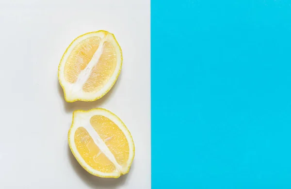 Limones Frescos Sobre Fondo Blanco Azul — Foto de Stock