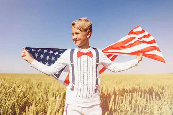 Патріотичне Свято Хлопчик Тримає Американський Прапор Патріотів Америки День Незалежності — стокове фото
