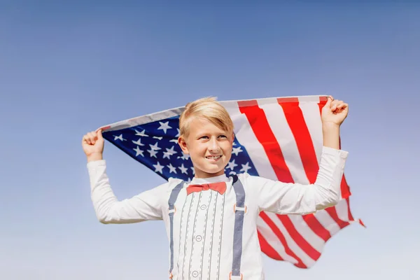 Vacaciones Patrióticas Niño Sosteniendo Bandera Americana Patriotas América Día Independencia — Foto de Stock