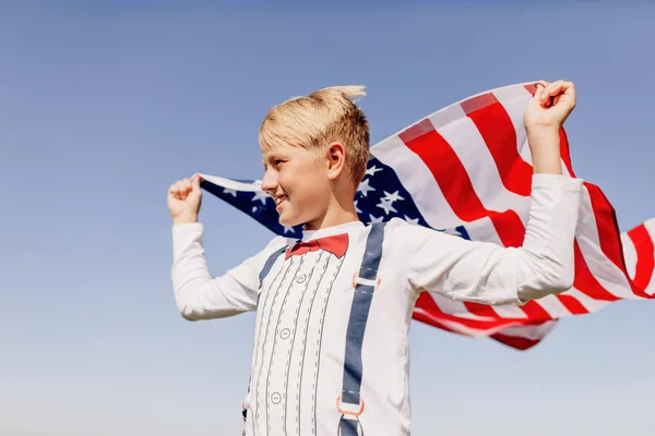 愛国的な休日 アメリカ国旗を持った少年アメリカの愛国者独立記念日 7月4日 — ストック写真