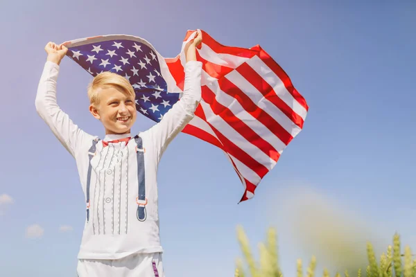 Vacaciones Patrióticas Niño Sosteniendo Bandera Americana Patriotas América Día Independencia — Foto de Stock