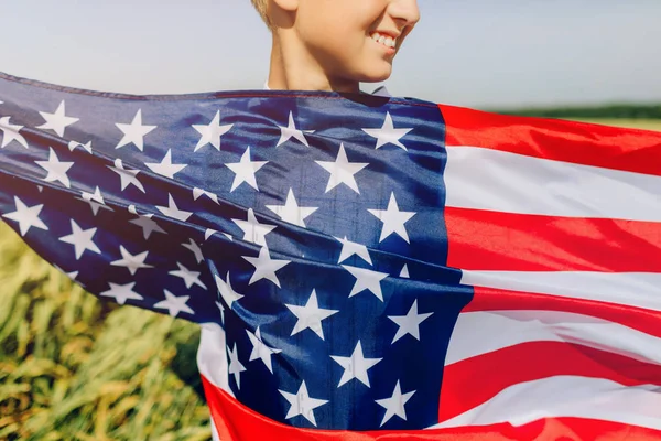 Патріотичне Свято Хлопчик Тримає Американський Прапор Патріотів Америки День Незалежності — стокове фото