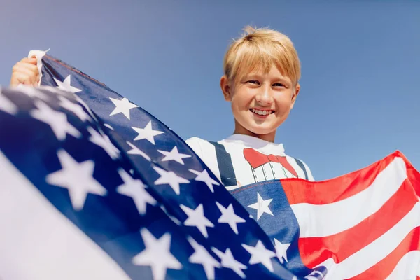 Vacaciones Patrióticas Niño Sosteniendo Bandera Americana Patriotas América Día Independencia — Foto de Stock