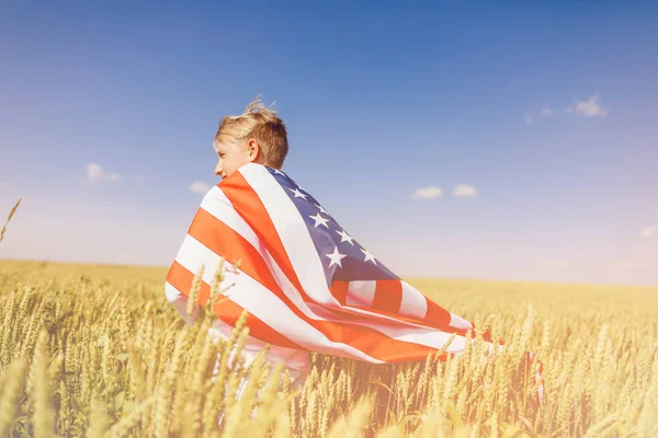 愛国的な休日 アメリカ国旗を持った少年アメリカの愛国者独立記念日 7月4日 — ストック写真