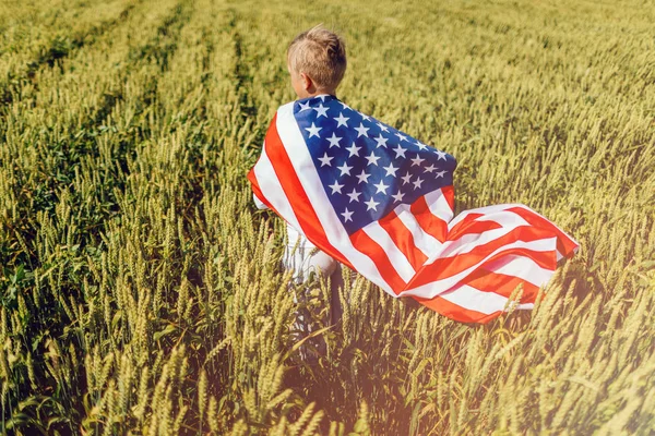 愛国的な休日 アメリカ国旗を持った少年アメリカの愛国者独立記念日 7月4日 — ストック写真