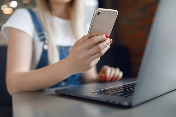 Chica joven en la cafetería bebiendo café y utilizando el teléfono móvil. Compras online —  Fotos de Stock