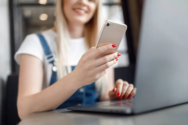 Młoda dziewczyna w kawiarni picia kawy i za pomocą telefonu komórkowego. Zakupy online — Zdjęcie stockowe