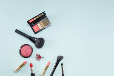 Renkli arka plan üzerinde güzellik ürünü Makyaj desen arka plan.