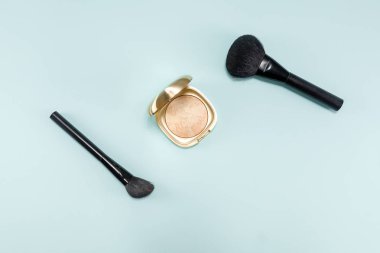 Renkli arka plan üzerinde güzellik ürünü Makyaj desen arka plan.