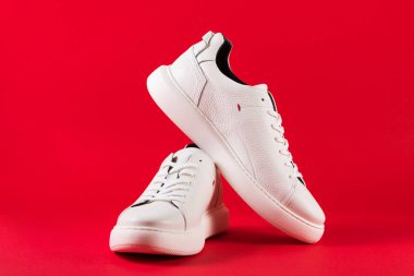 Erkek ayakkabıları. Arka planda beyaz spor ayakkabı . 