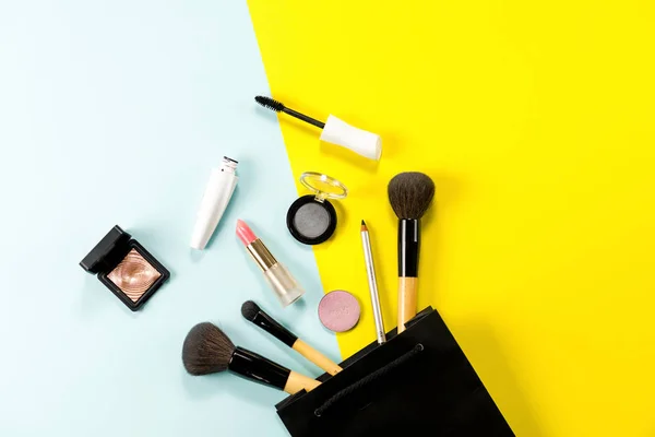 Makeup mönster bakgrund av skönhet produkt på färgglada bakgrund. — Stockfoto