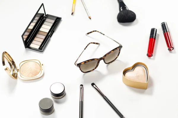 Make-up patroon achtergrond van schoonheid product op kleurrijke achtergrond. — Stockfoto