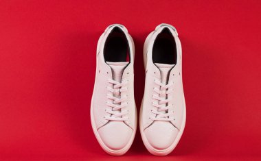 Erkek ayakkabıları. Arka planda beyaz spor ayakkabı . 