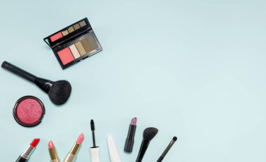 Renkli arka plan üzerinde güzellik ürünü Makyaj desen arka plan.