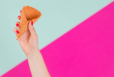 Dondurma için boş gofret koni tutan el