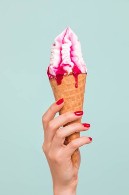 El tutma dondurma waffle koni