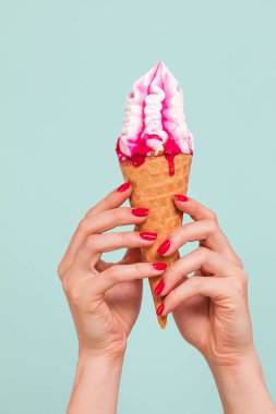 El tutma dondurma waffle koni