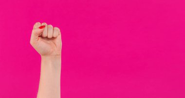 Renkli arka planda güzel kadın el. 