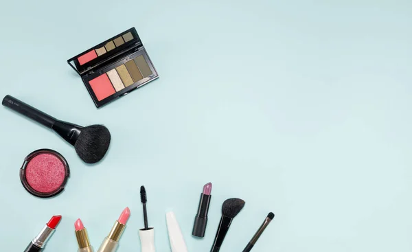 Make-up patroon achtergrond van schoonheid product op kleurrijke achtergrond. — Stockfoto