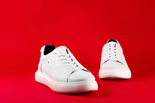Herr sport skor, närbild. Nya vita sneakers — Stockfoto