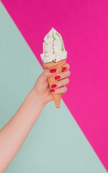 Main féminine tenant de la crème glacée dans un cône de gaufre — Photo