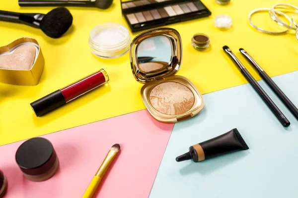 Fondo del patrón del maquillaje del producto de la belleza en fondo colorido . —  Fotos de Stock