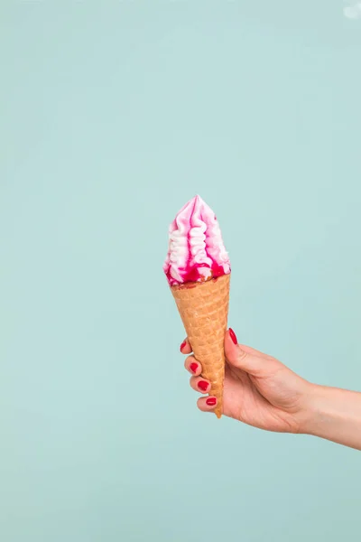 Main féminine tenant de la crème glacée dans un cône de gaufre — Photo